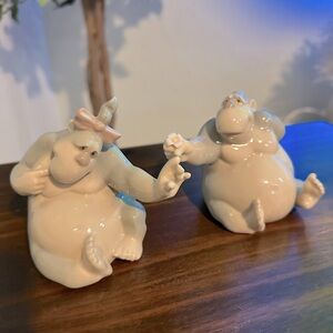 Nao by Lladro pair of gorillas in love porcelain figurines